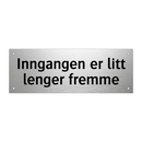 Inngangen er litt lenger fremme & Inngangen er litt lenger fremme