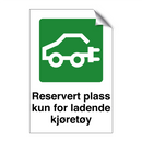 Reservert plass kun for ladende kjøretøy & Reservert plass kun for ladende kjøretøy