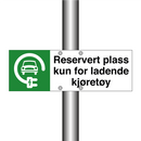 Reservert plass kun for ladende kjøretøy & Reservert plass kun for ladende kjøretøy