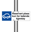 Reservert plass kun for ladende kjøretøy & Reservert plass kun for ladende kjøretøy