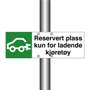 Reservert plass kun for ladende kjøretøy & Reservert plass kun for ladende kjøretøy